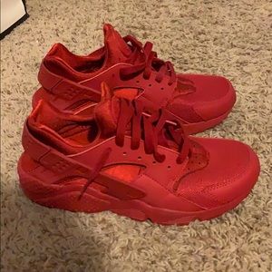 Nike Triple Red Huaraches